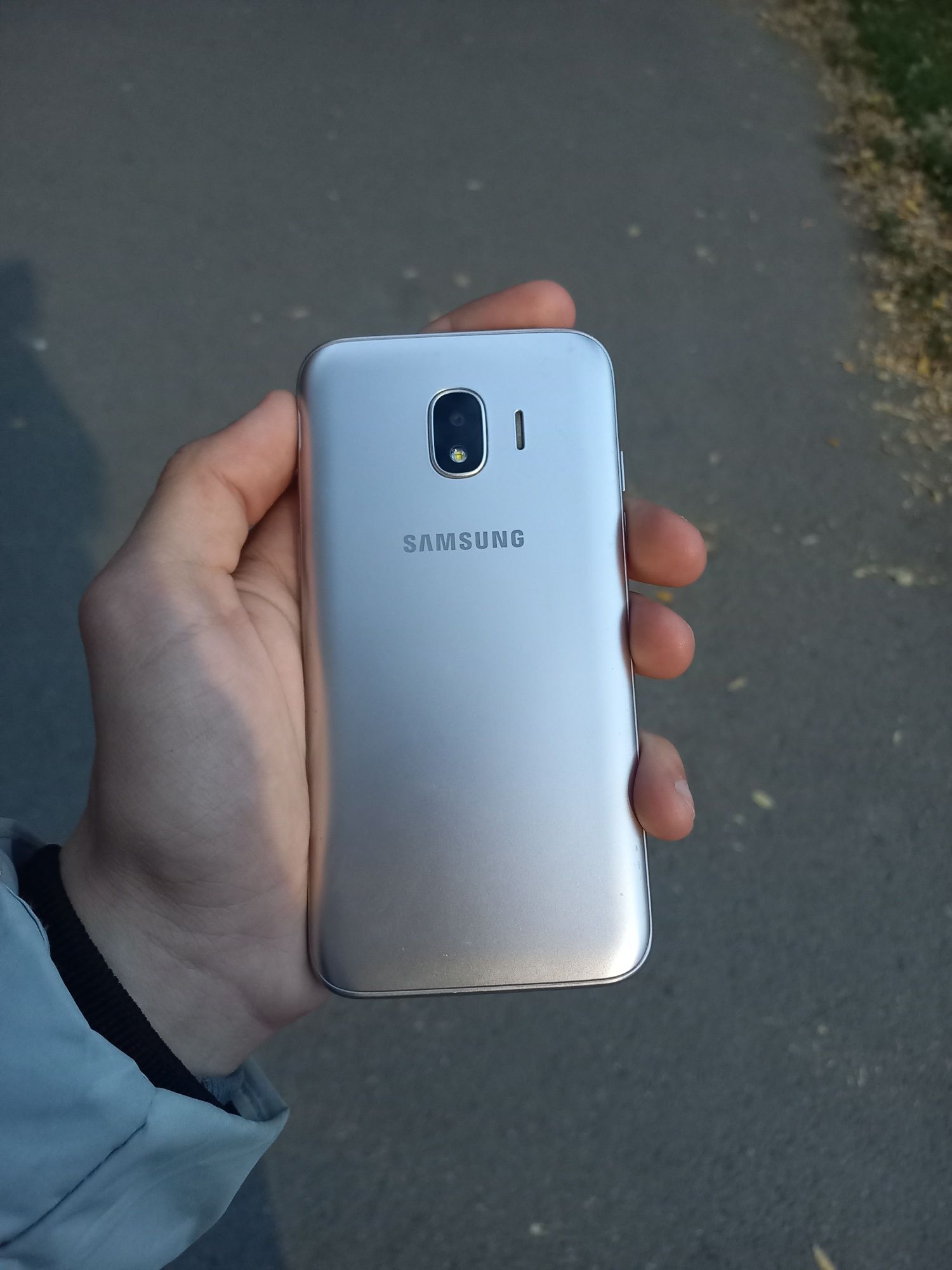 Продам телефон Samsung j2