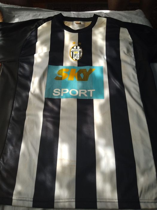 Vând tricouri sportive