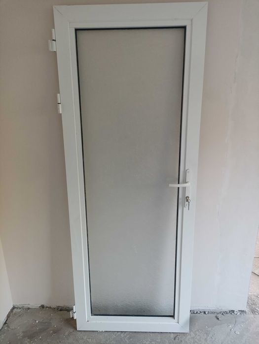 Алуминиева врата с орнаментно стъкло