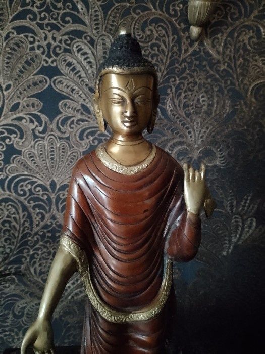 Sculptura,statueta din bronz masiv Buddha,piesa cu o lucrătură de o fo