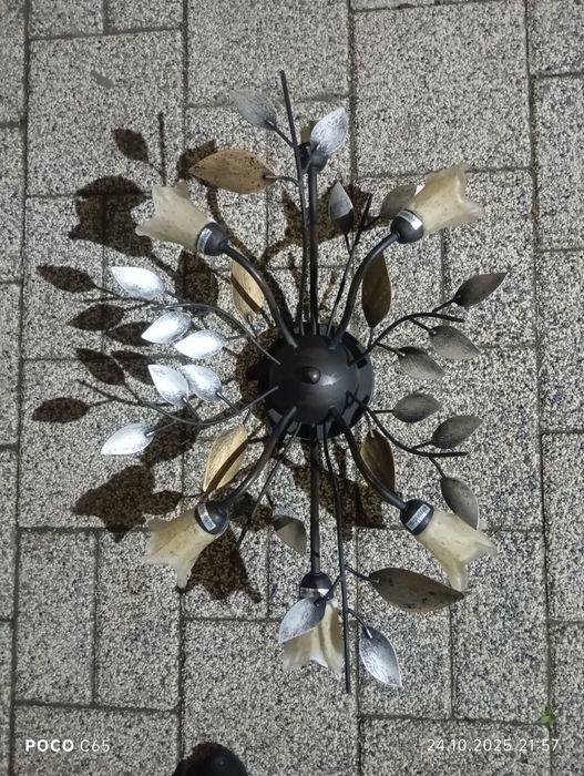 Donez  3 bucăți lustre  funcționale fara becuri se pot monta becuri le