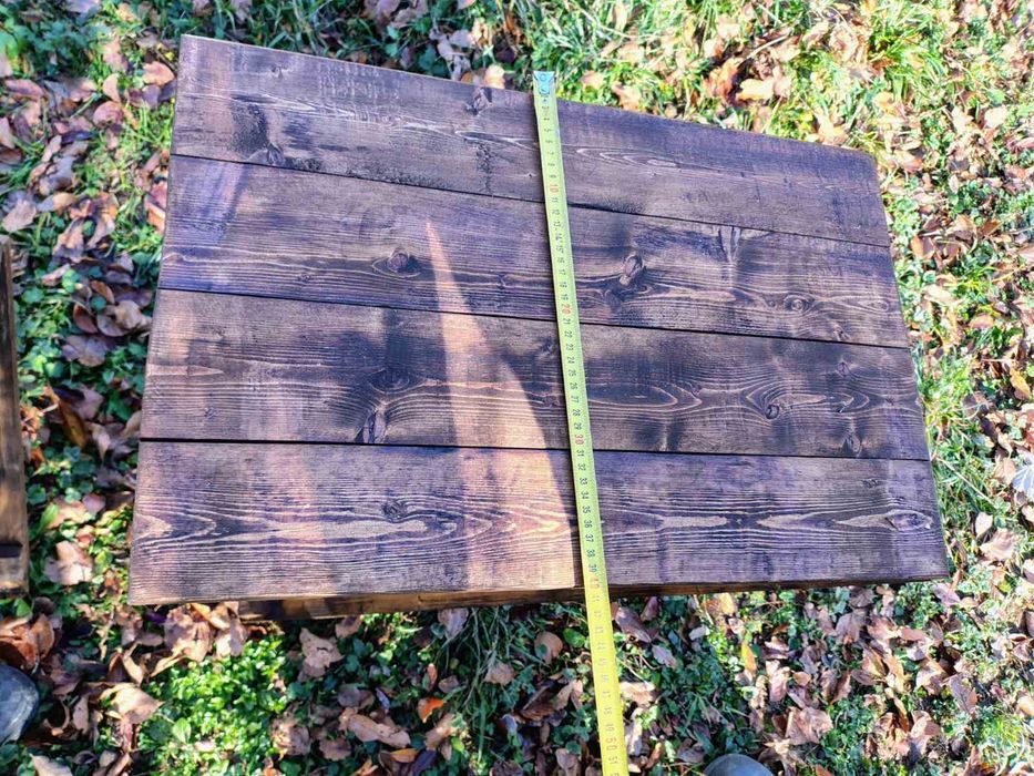 Дървена маса с две столчета.