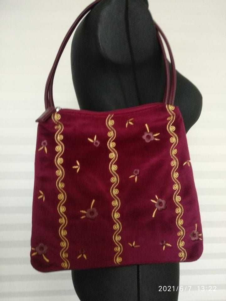 Новая женская сумка
от итальянского бренда REBECCA MOLENAAR