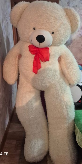 Белый огромный мишка