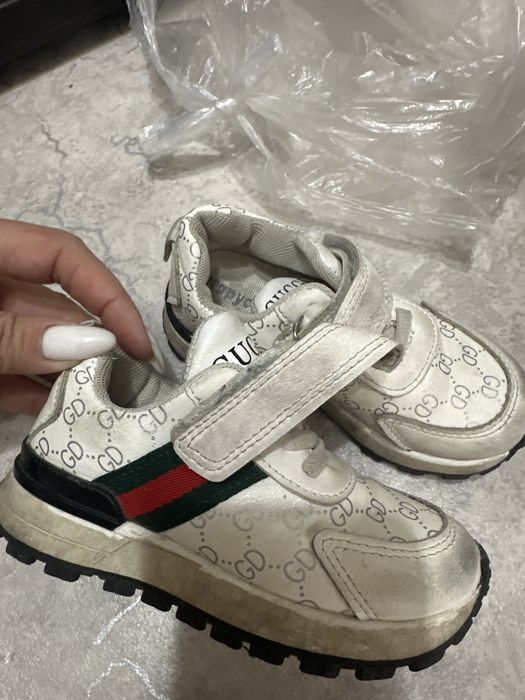 Детская обувь отдам бесплатно, две продам