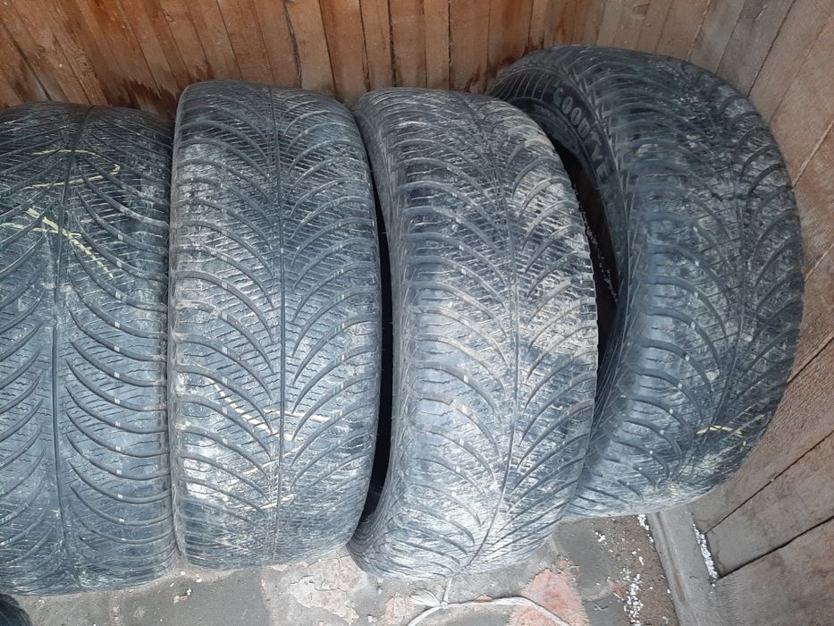 Продам шины. 215/55/17  гудиер