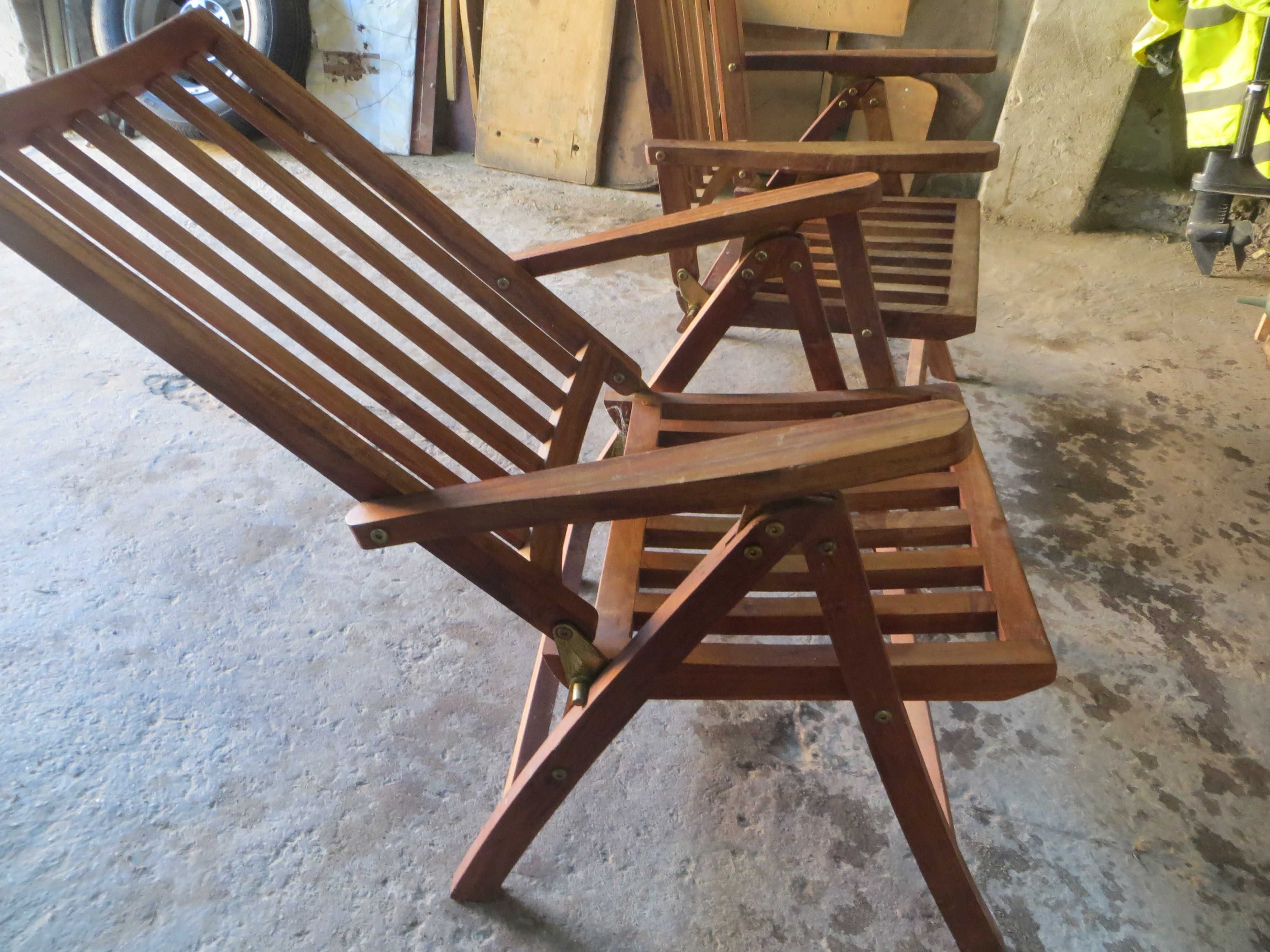 Сгъваеми дървени градински столове и тройна дървена помощна маса