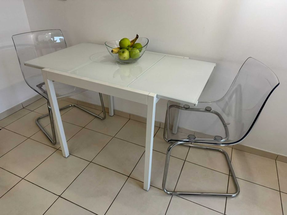 Masă sticlă extensibilă Glivarp Ikea + 2 scaune Tobias trnsp/cromat