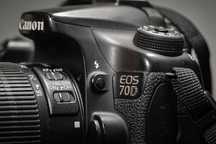 Vând aparat foto DSLR Canon 70D împreună cu obiectiv de kit