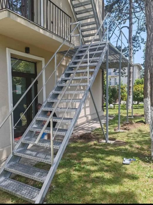 Vând scarii metalice zincate exterioare și pentru incendii , platforme