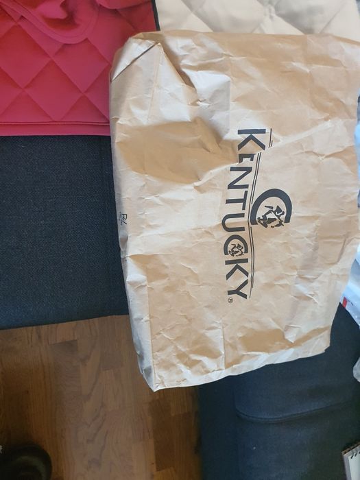 потник за кон и наушници