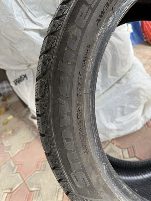 Продам зимнюю резину 295/40/R21