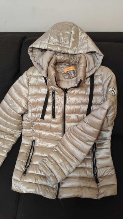 Дамско яке с качулка