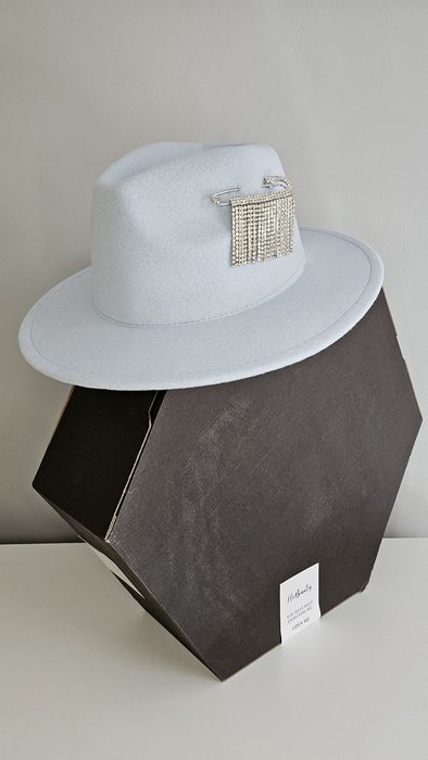 Федора / Шапки в син, черен и  светло кафяв цвят