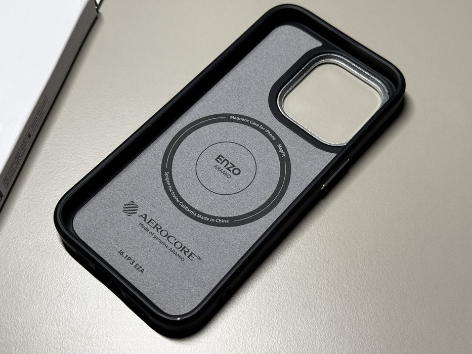 Husa Spigen Enzo Aramid Kevlar iphone 15 pro