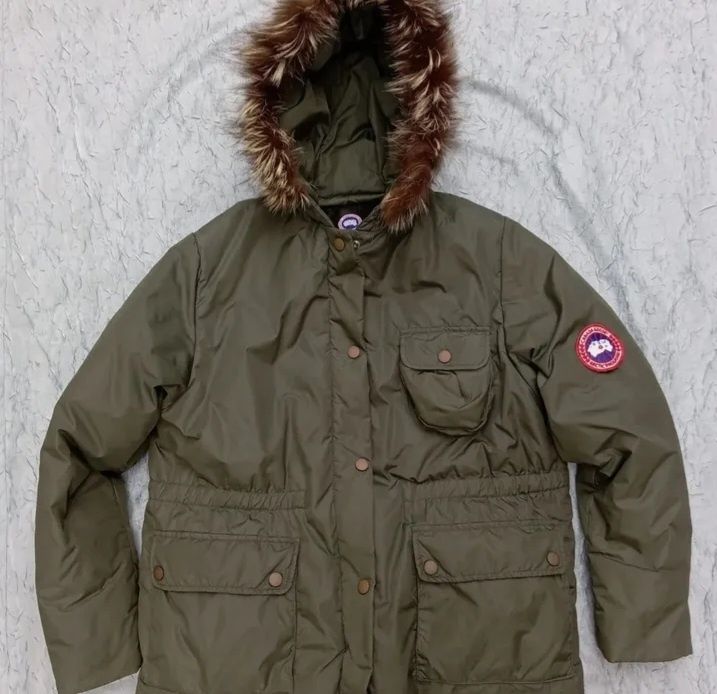 Vând geaca dama Canada Goose!