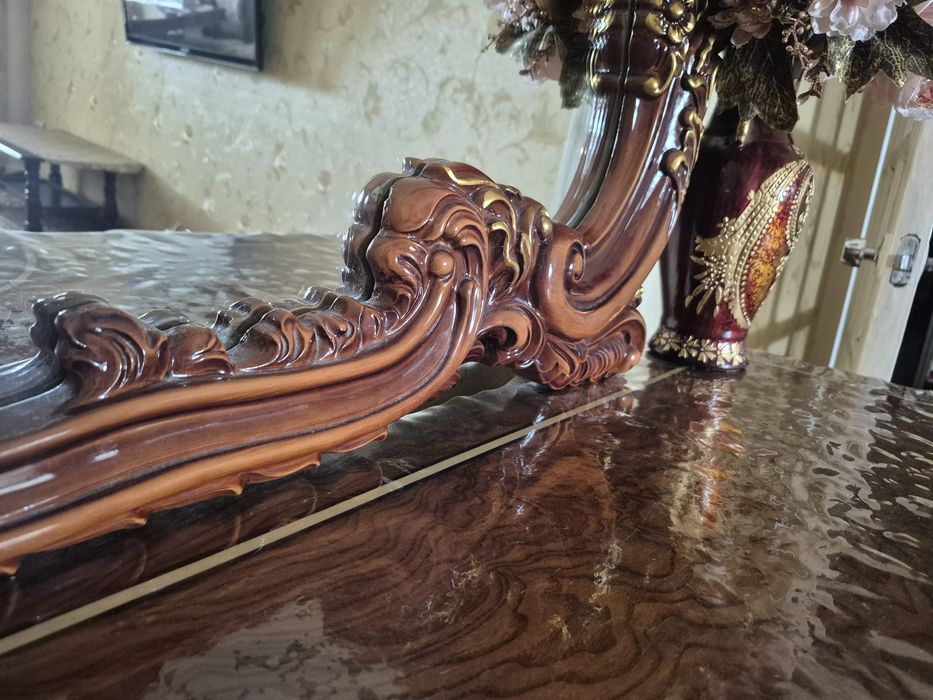 Срочно продаётся Дубайский комод (трюмо) с зеркалом в гостиную.