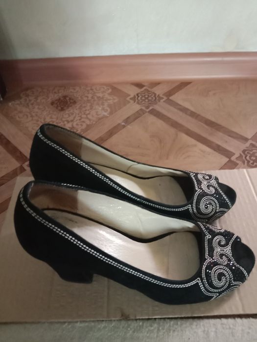 Женская обувь (туфли)