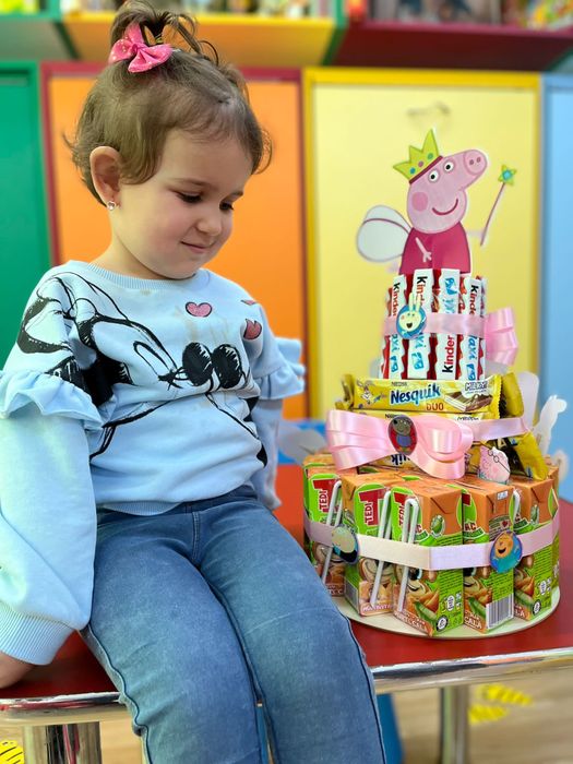 Tort din dulciuri ambalate