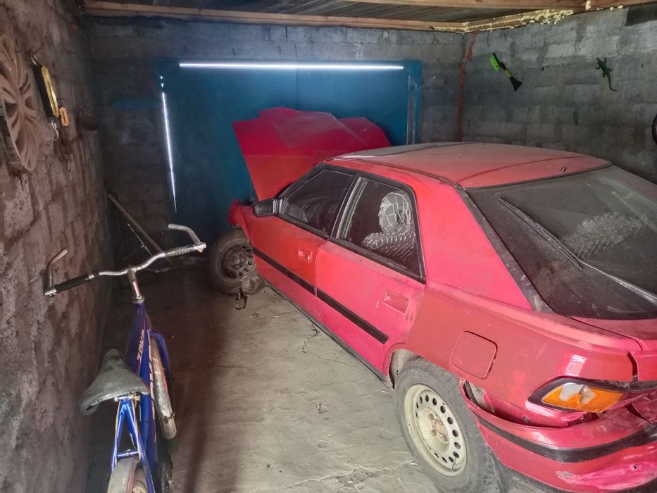 Mazda 323 красная