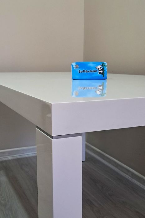 Стол белого цвета, качественный