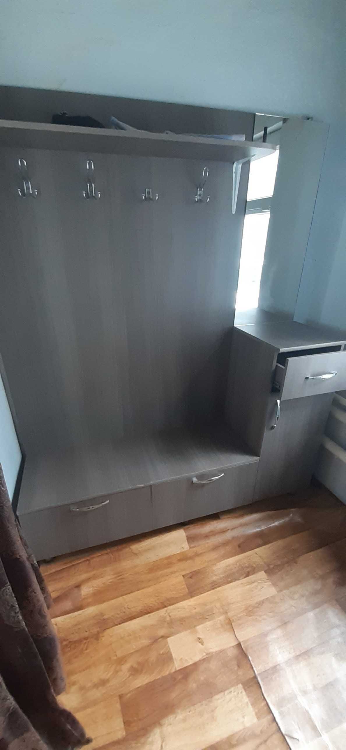 Компьютерный стол с прихожей