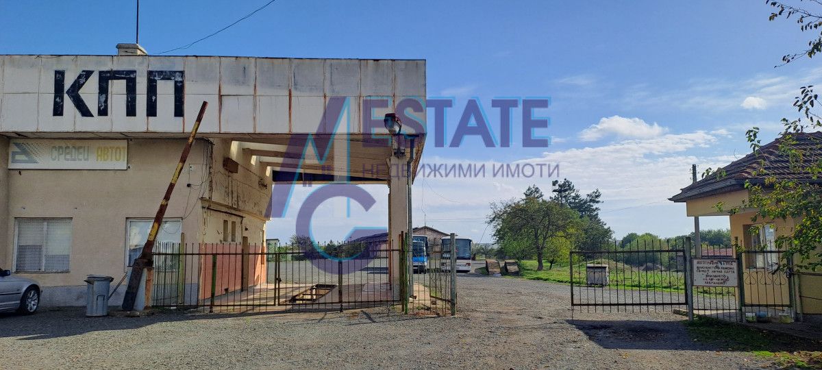 Работеща транспортна база с РЗП 46000 кв.м. и ЗП 1620 кв.м., ведно