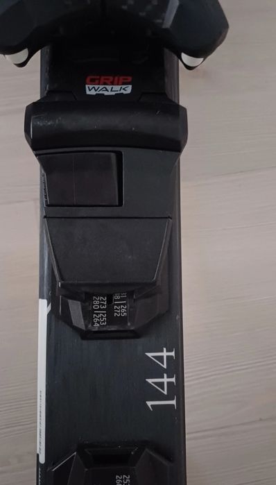 Skiuri purtate 2 sezoane în stare buna