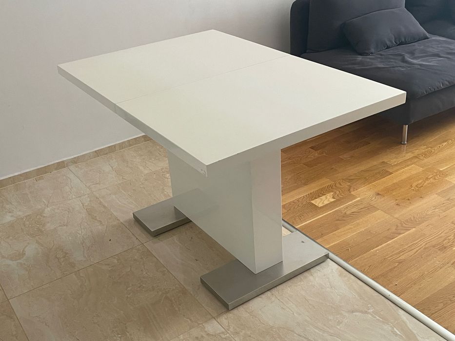 Бяла разтегателна трапезна маса Carryhome Tarzan – отлично състояние