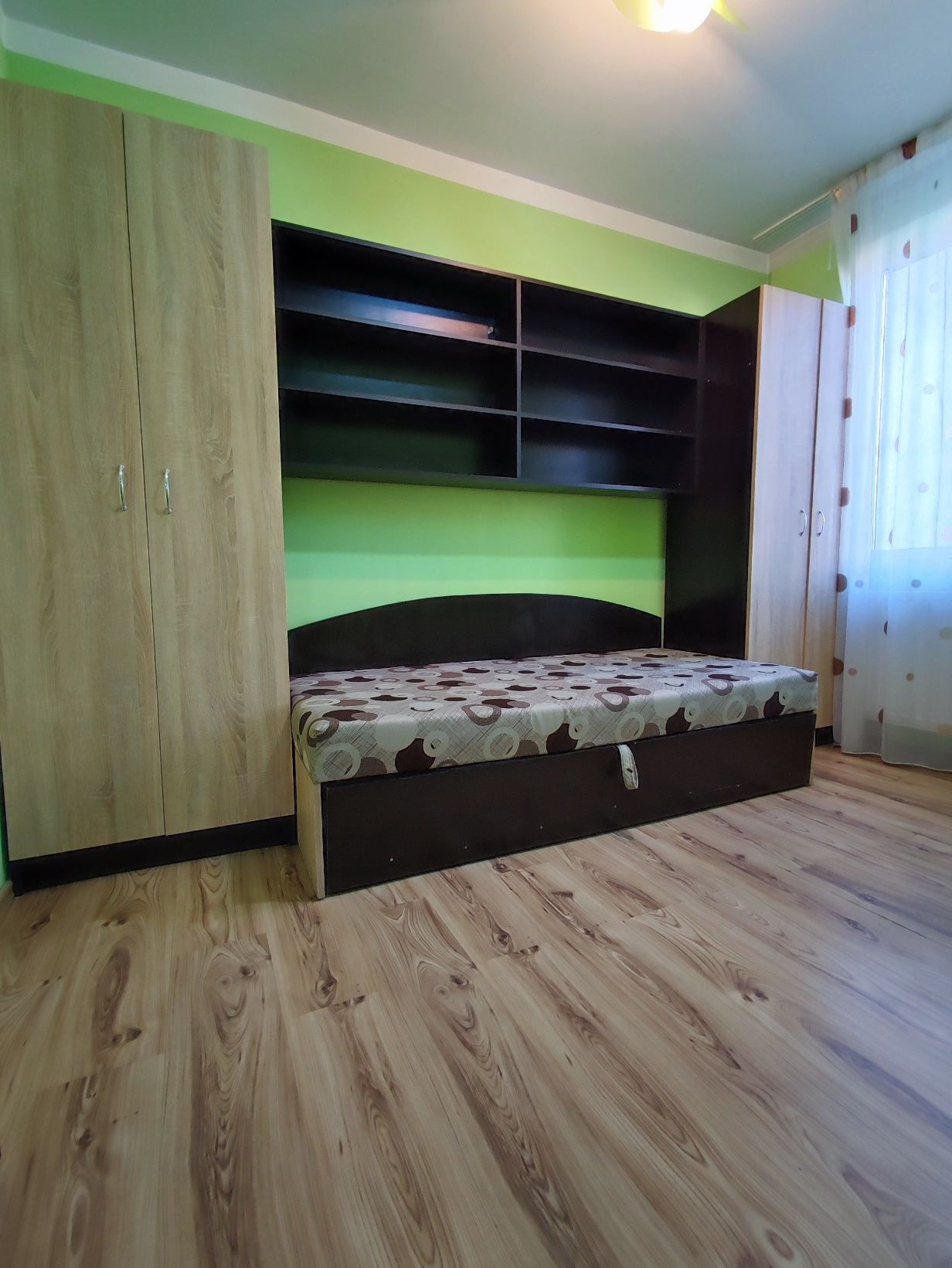 Închiriez apartament cu 3 camere zonă centrala