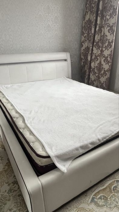 Төсек сатылады матрасымен бірге.