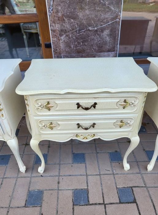 Красиви дървени винтидж шкафчета