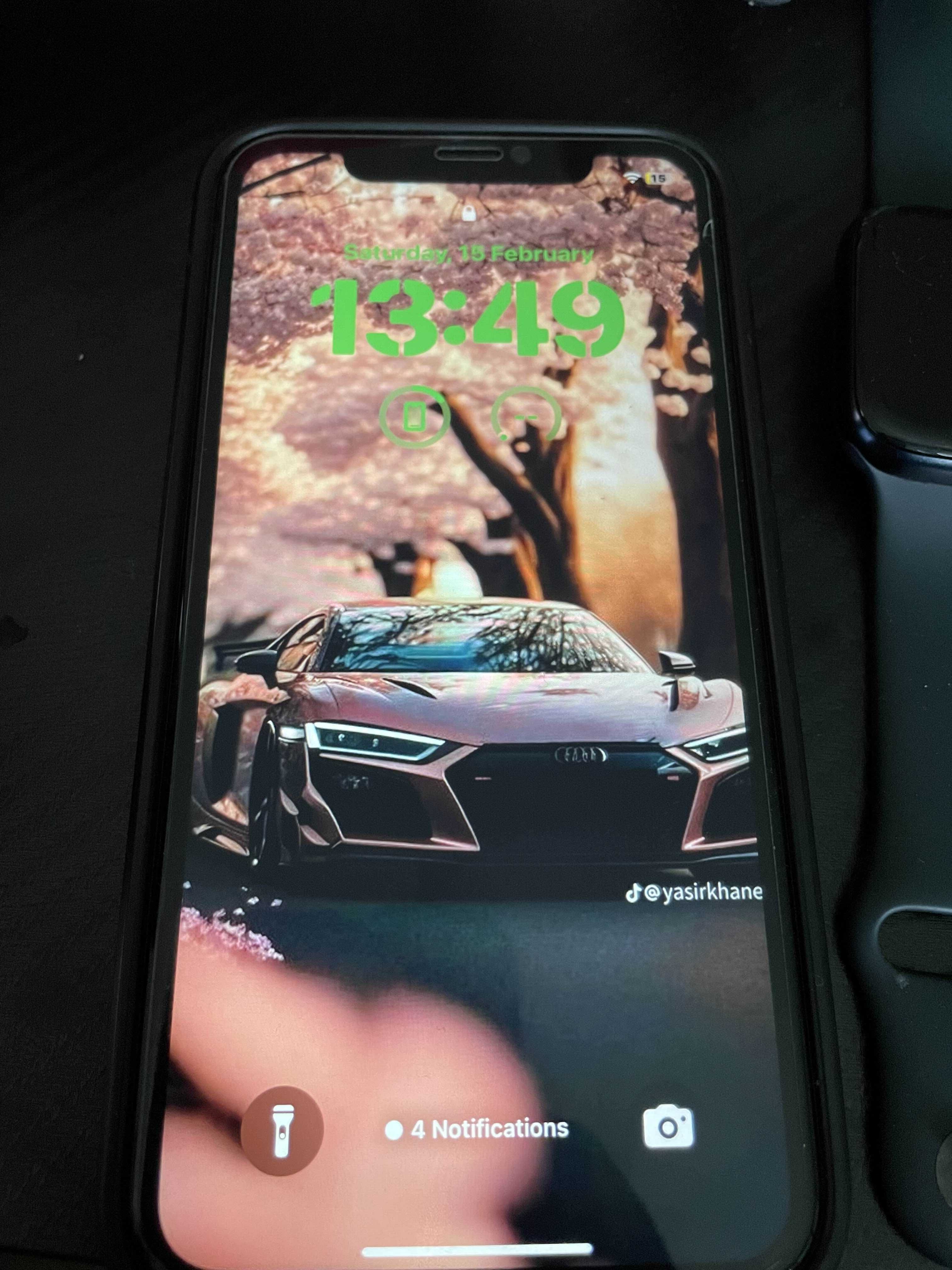 iphone XR 64 GB+ 3 кейса подарък