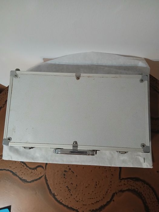 Set poker – 289 jetoane + valiză aluminiu – 50 lei (negociabil)