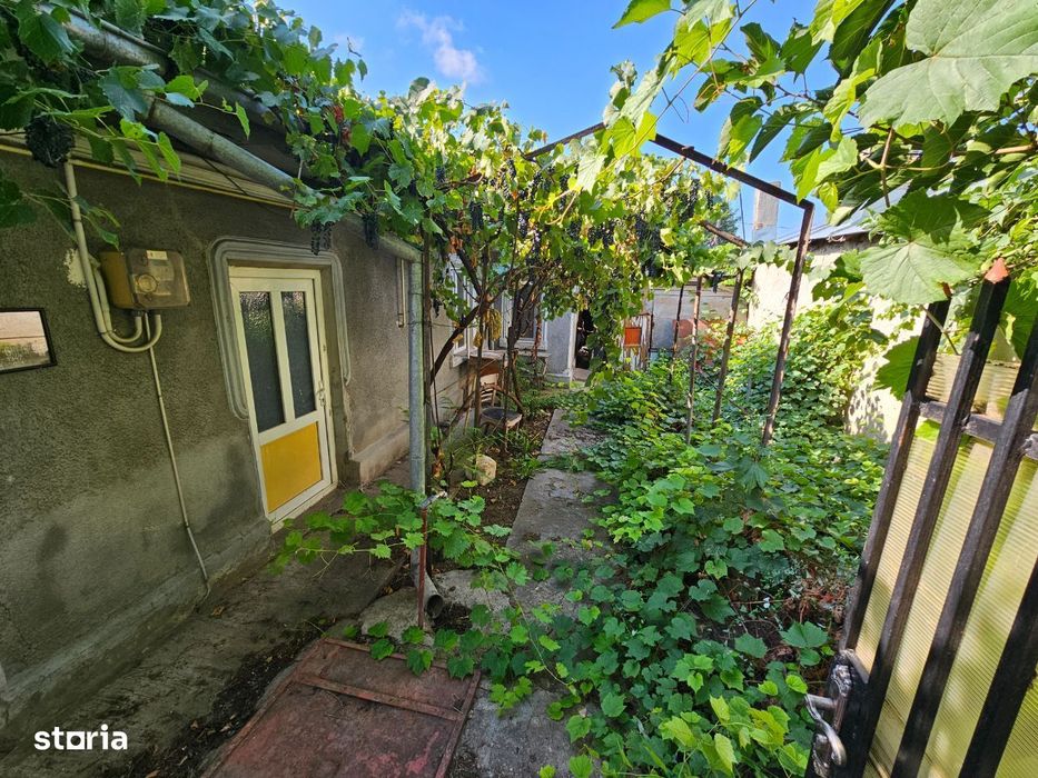 Vand casa chirpica pe Bulevard zona enel