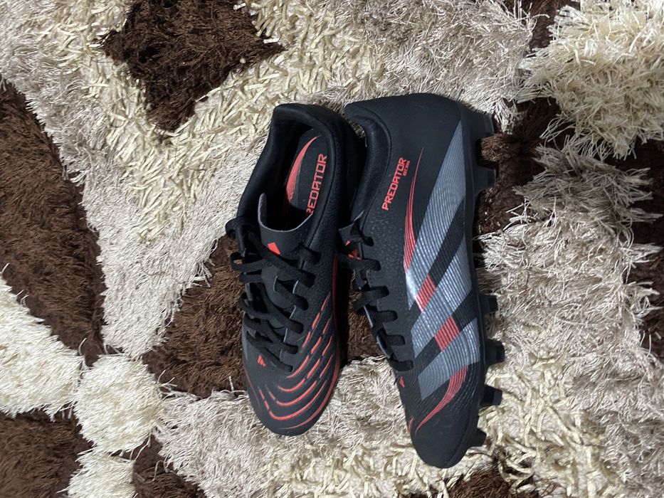 Vand ghete de fotbal Adidas Predator