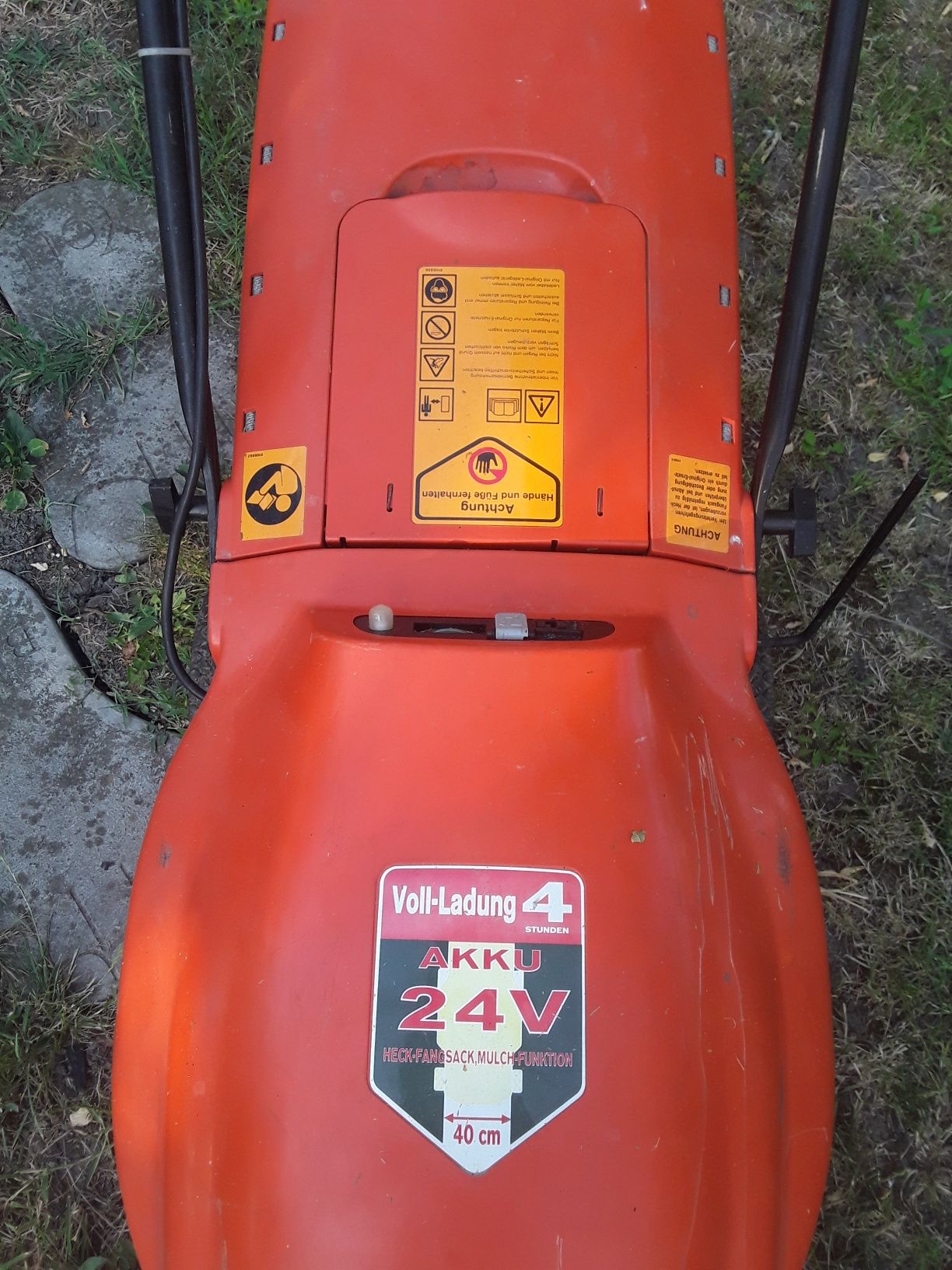 Vînd mașină de tuns iarbă DOLMAR-pe baterii/24v(2x12v)-40cm cuțitul