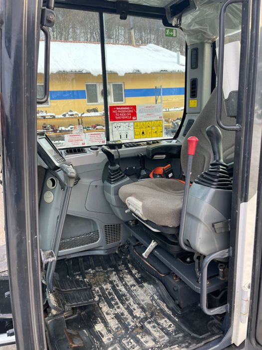 Vand bobcat e85 sau schimb cu buldoexcavator