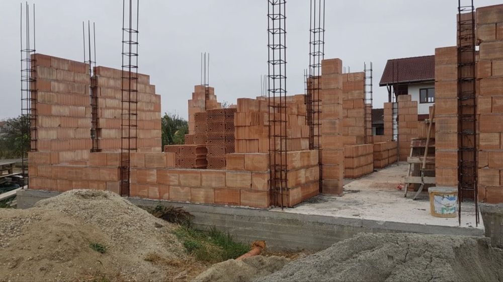 Execut case la rosu si interioare