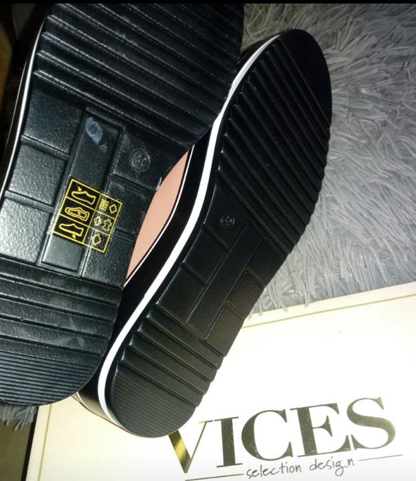 Страхотни чисто нови обувки