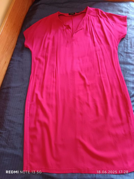 Продавам красива нова цикламена рокля. Размер 38-40. Цена40 лв.