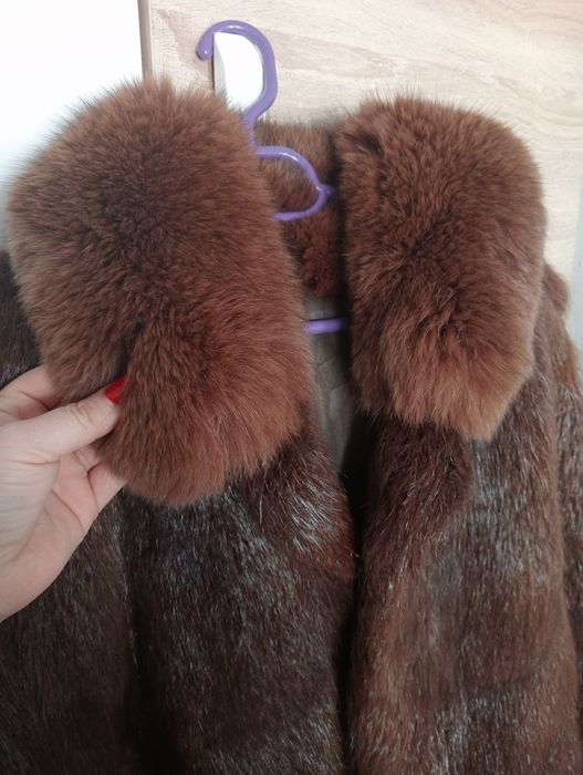 Vând blană naturală de nutrie cu guler de vulpe