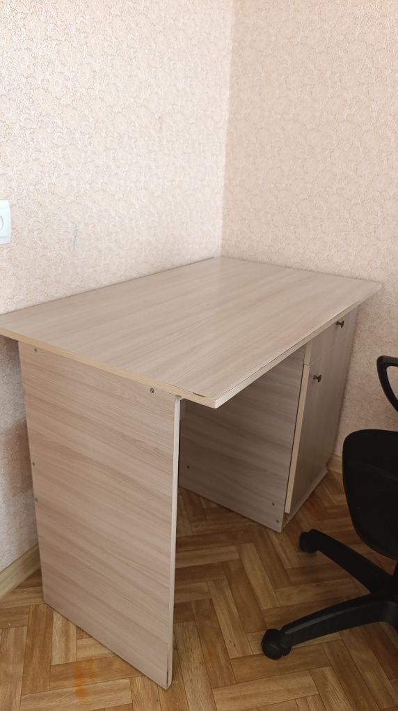 Компьютерный стол для офиса дома