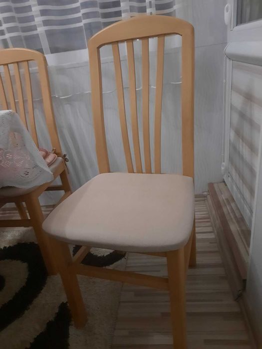 Продавам осем дървени стола