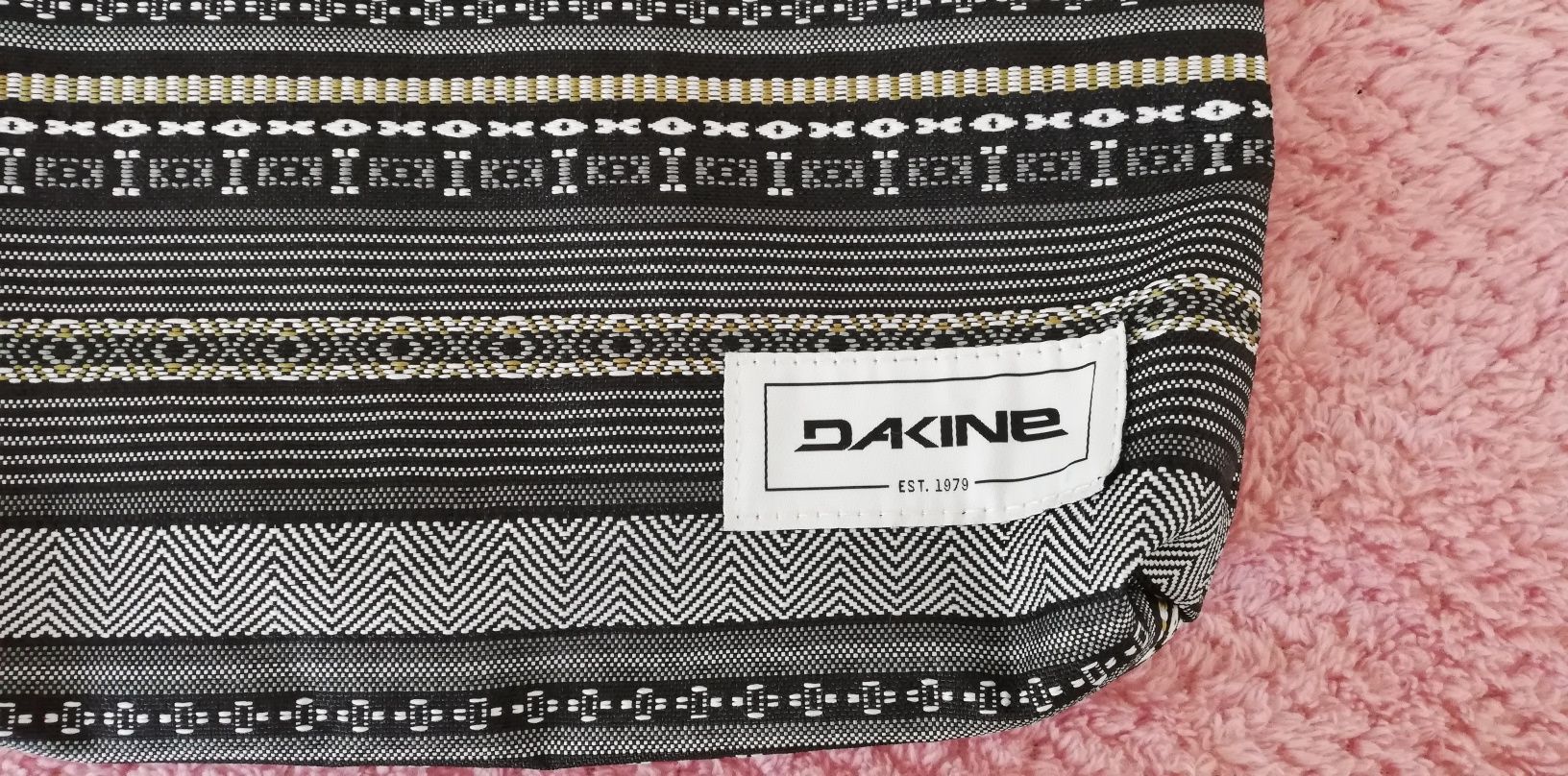 Продавам нова чанта Dakine