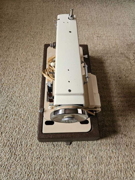 Полска шевна машина Lucznik Predom 432 с куфар в перфектно състояние