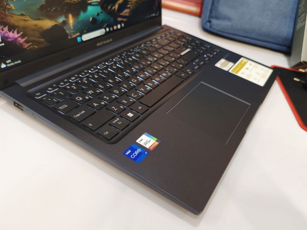 12x ядер Core i7-13 ОЗУ 24гб SSD 1TB Ультрабук в новом состоянии Ноут