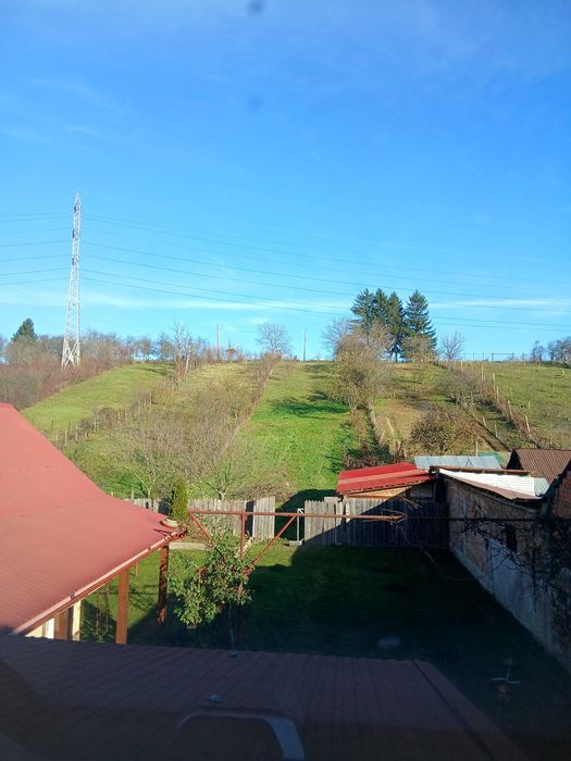 Casa la tara de vanzare