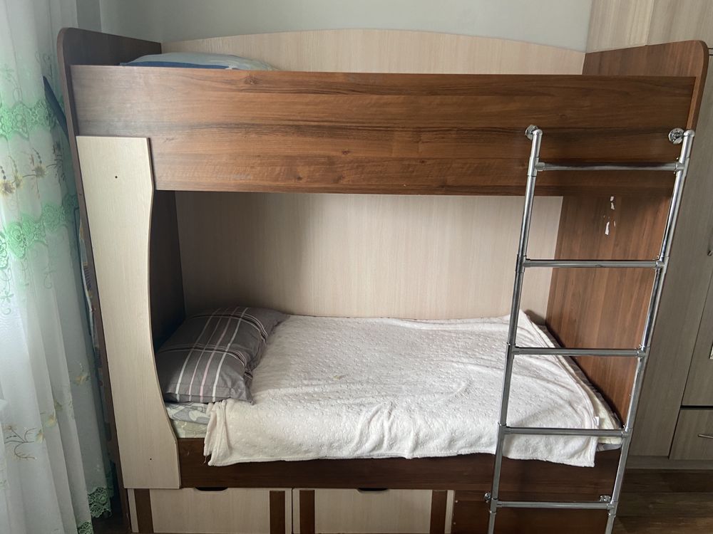 Двухэтажный кровать