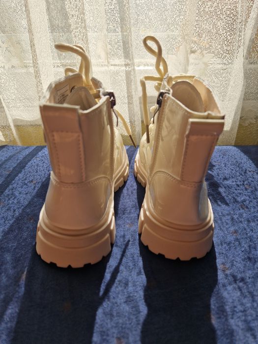 Красиви детски боти в бежов лак за момиче пролет/есен